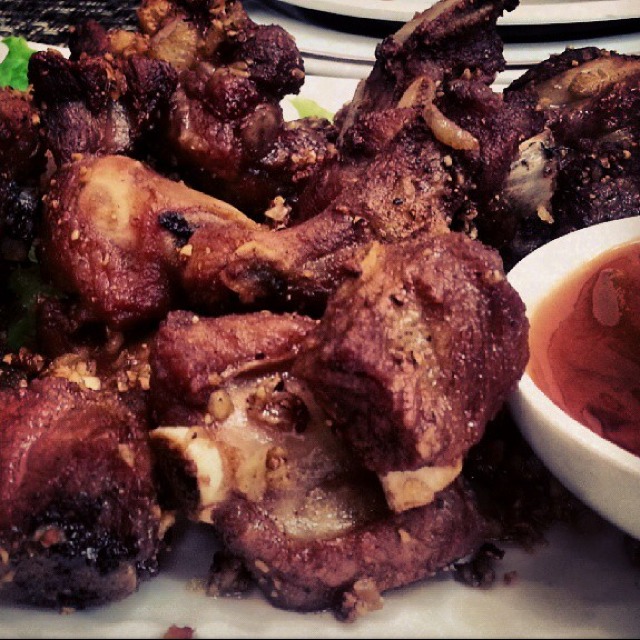 Kra Duk Moo Tod (Fried Tender Marinated Pork Spareribs...) from Lers Ros Thai on #foodmento http://foodmento.com/dish/9842