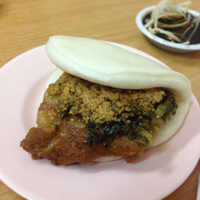 Taiwan Stewed Pork Bun at Yong He Eating House 永和豆浆油条大王 on #foodmento http://foodmento.com/place/597