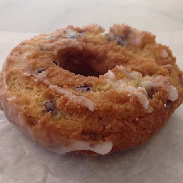 Blueberry Donut at The Donut Pub on #foodmento http://foodmento.com/place/1261