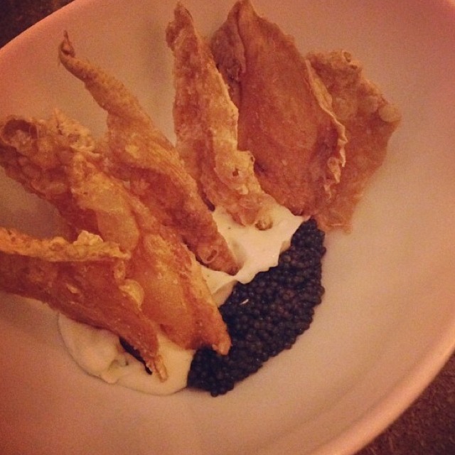 Paddlefish Caviar (Crème Fraiche, Chicken Cracklins, Chive) at Má Pêche (CLOSED) on #foodmento http://foodmento.com/place/2597