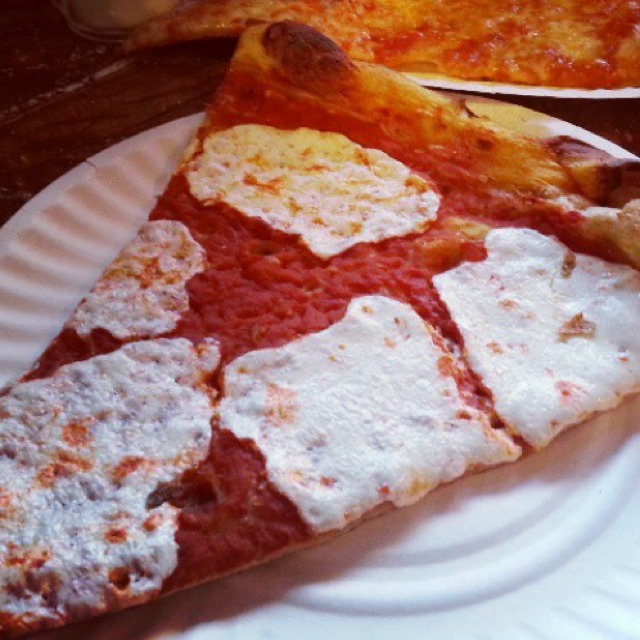 Fresh Mozzarella Pizza from Joe's Pizza on #foodmento http://foodmento.com/dish/10614