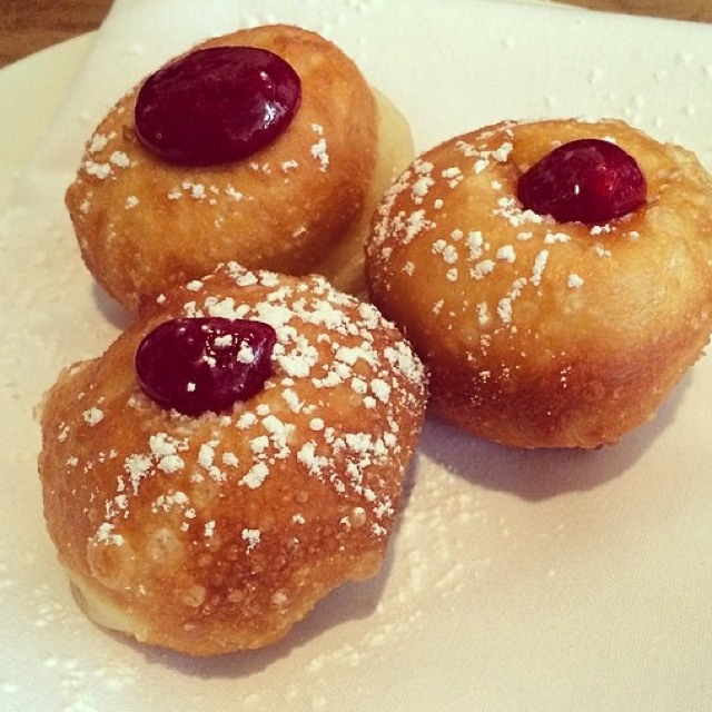 House Made Donuts, Powdered Sugar, Seasonal Jam from The Fat Radish (CLOSED) on #foodmento http://foodmento.com/dish/12226