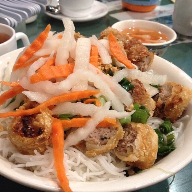 Bun Cha Gio (Spring Rolls On Rice Vermicelli from Phở Bằng (Pho Bang) on #foodmento http://foodmento.com/dish/10008