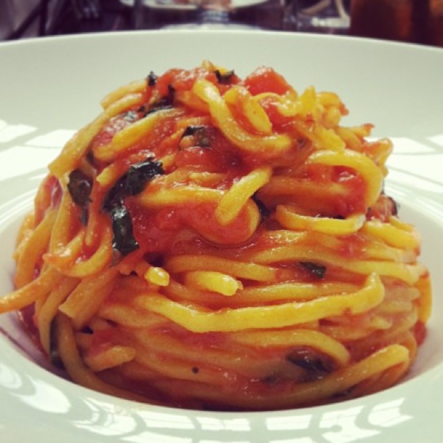 Spaghetti Pomodoro (Tomato & Basil) on #foodmento http://foodmento.com/dish/3804