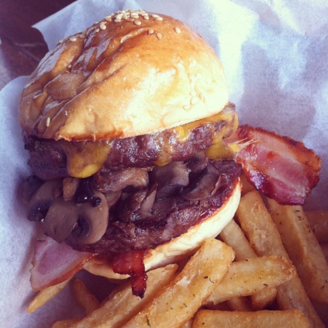 Bacon Marinated Burger at Roadhouse on #foodmento http://foodmento.com/place/1122