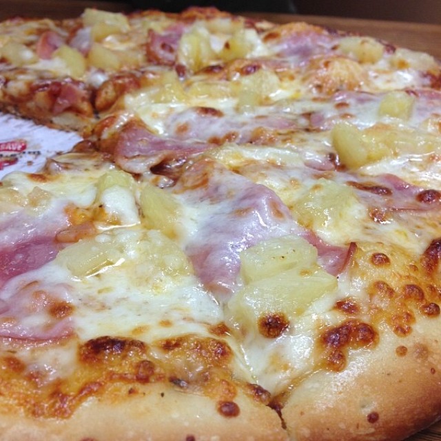 Hawaiian Pizza from Big Mama's and Papa's Pizzeria on #foodmento http://foodmento.com/dish/9677