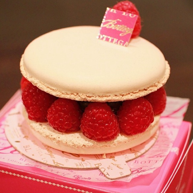 Le Grand Macaron (Raspberries) at Bottega Louie on #foodmento http://foodmento.com/place/2735