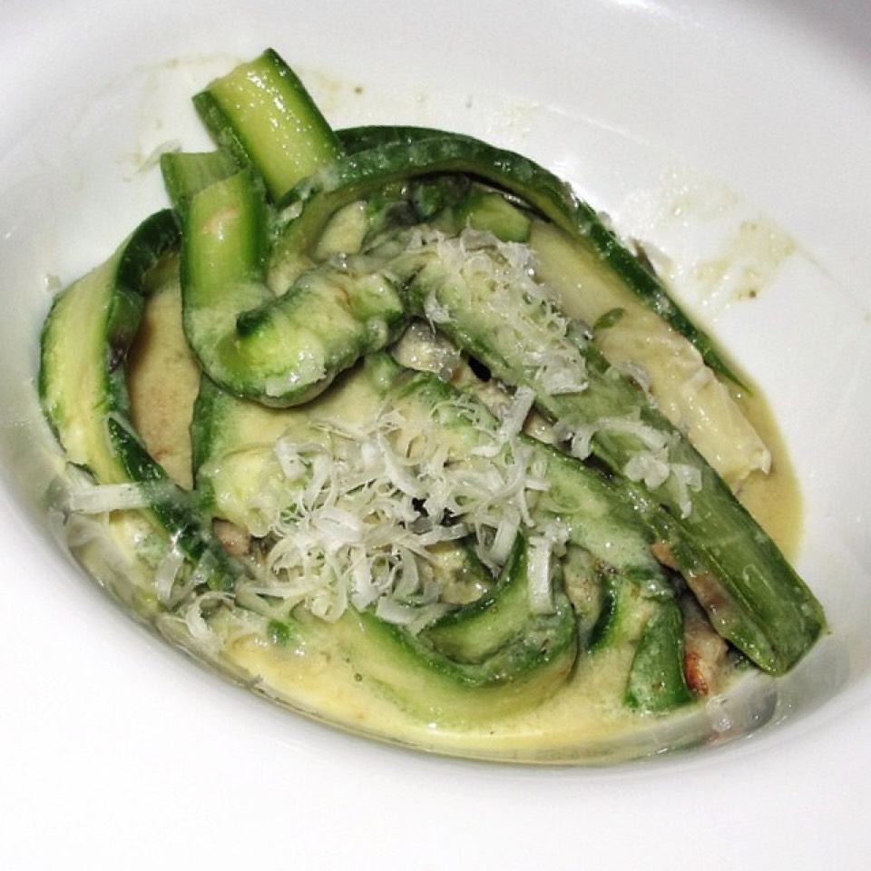 Green & White Asparagus Carbonara from Beautique on #foodmento http://foodmento.com/dish/16768