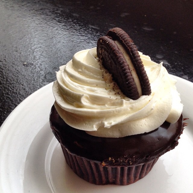 Cookies-N-Cream Cupcake on #foodmento http://foodmento.com/dish/16925