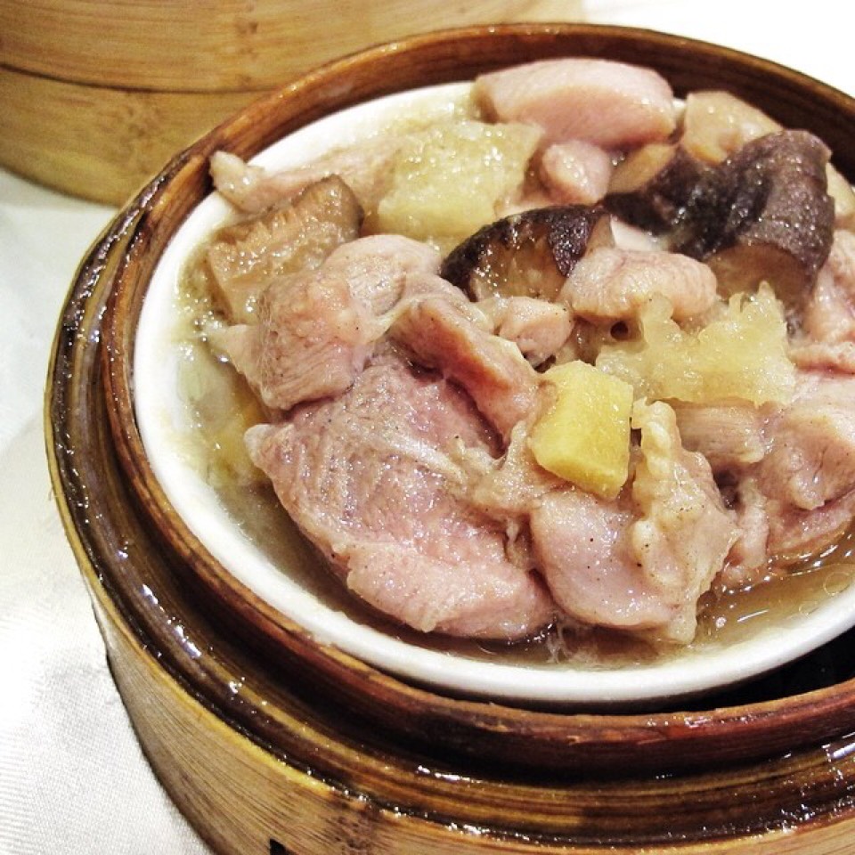 Steamed Chicken, Mushrooms, Fish Maw In Rice Wine at Asian Jewels Seafood Restaurant 敦城海鲜酒家 on #foodmento http://foodmento.com/place/4093