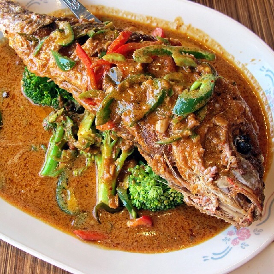 Pla Chuchee Curry (Whole Red Snapper) from Boon Chu Thai Restaurant on #foodmento http://foodmento.com/dish/20541