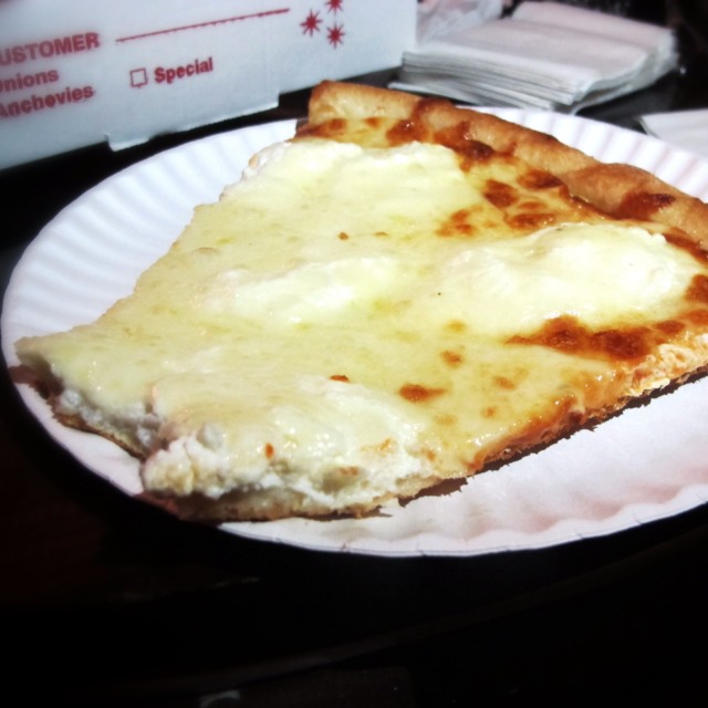 Creamy White Pizza (with ricotta and mozzarella) from Rocco's Pizzeria on #foodmento http://foodmento.com/dish/22122