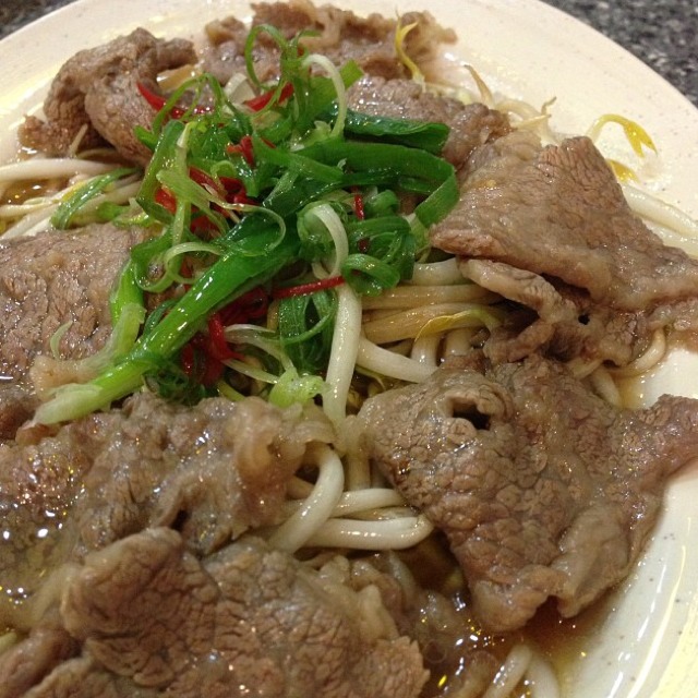 Poached Fatty Beef Slices With Bean Sprout at 真粥道 Zhen Zhou Dao (CLOSED) on #foodmento http://foodmento.com/place/1661