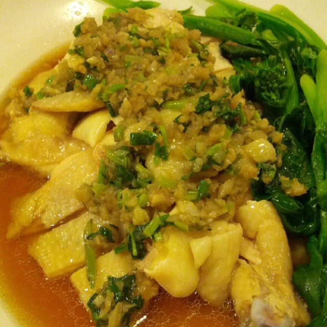 Steamed Chicken With Garlic from Whampoa Keng Fish Head Steamboat Restaurant on #foodmento http://foodmento.com/dish/7616