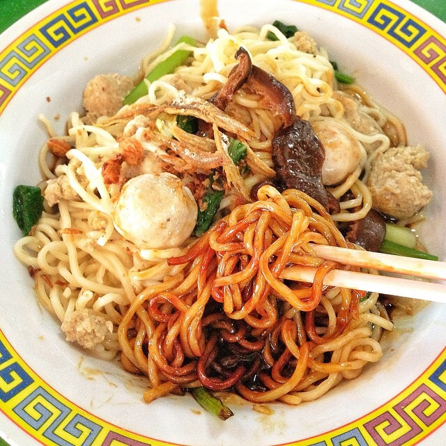 Egg Noodles, Pork Balls, Stewed Mushrooms, Minced Pork, Fried Ikan Bilis from Top 1 Home Made Noodles on #foodmento http://foodmento.com/dish/17613