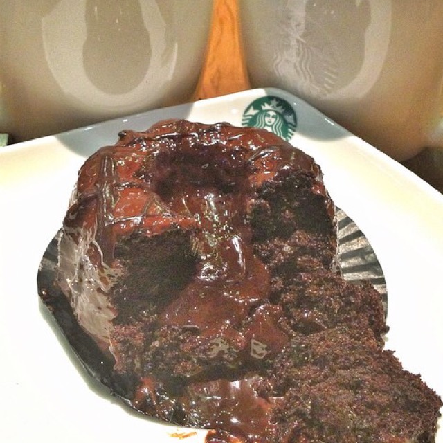 Molten Chocolate Cake  from Starbucks on #foodmento http://foodmento.com/dish/17632