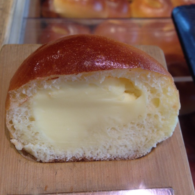 Anpan Filled With Vanilla from 木村家總本店 銀座本店 on #foodmento http://foodmento.com/dish/8551