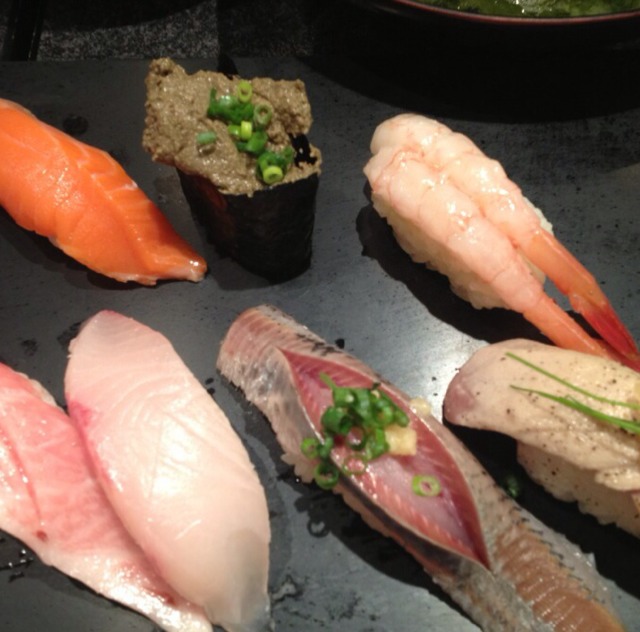 Assortment Of Sushi from すしざんまい 六本木ロアビル前店 on #foodmento http://foodmento.com/dish/8649