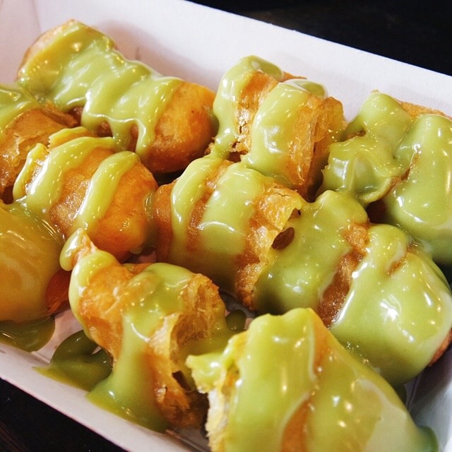 Pa Tong Go (Dough Fritters With Pandan Cream) on #foodmento http://foodmento.com/dish/16503