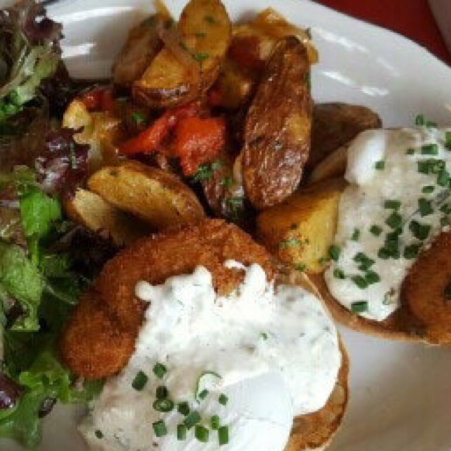 Crab Cake Benedict at David's Cafe on #foodmento http://foodmento.com/place/10371
