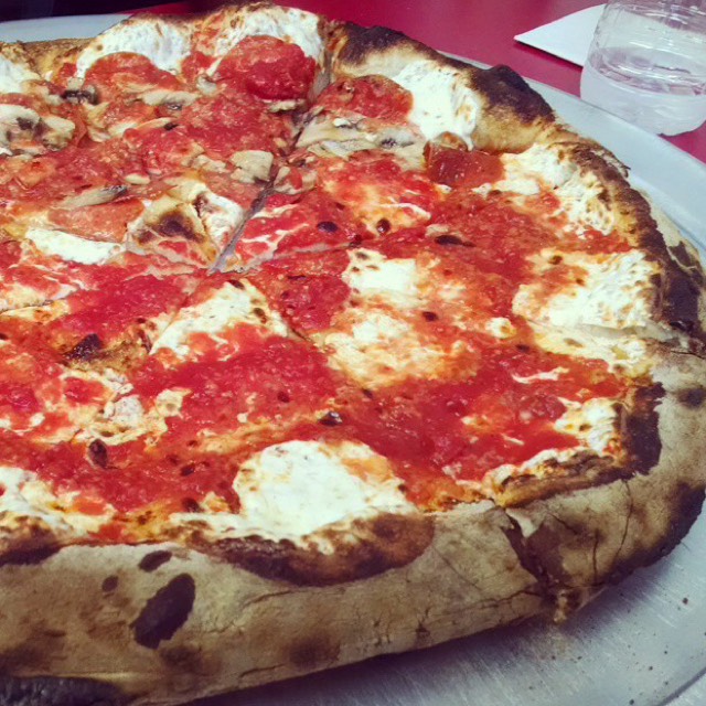Margherita Pizza at Totonno's Pizzeria Napolitano on #foodmento http://foodmento.com/place/4833