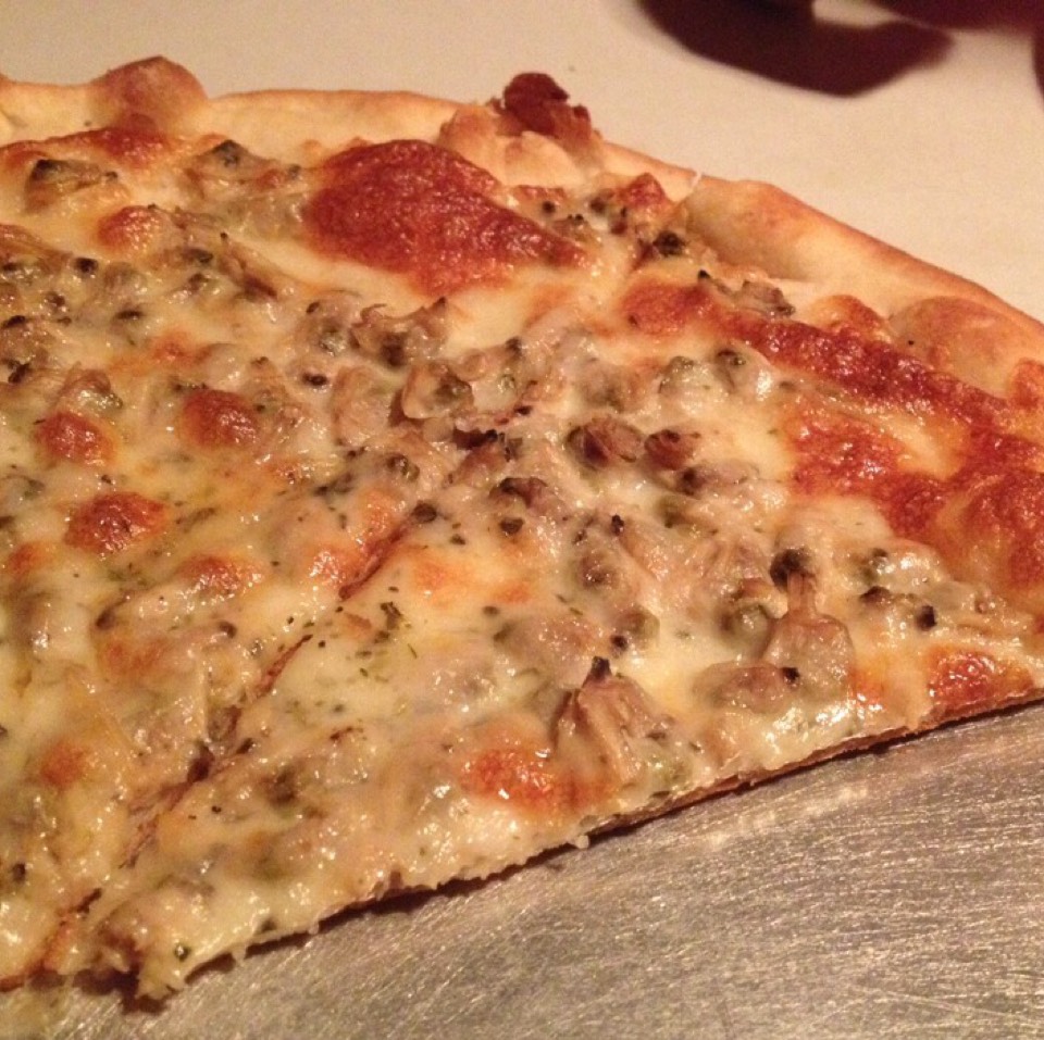 Pizza With Clams at Lee's Tavern on #foodmento http://foodmento.com/place/8455