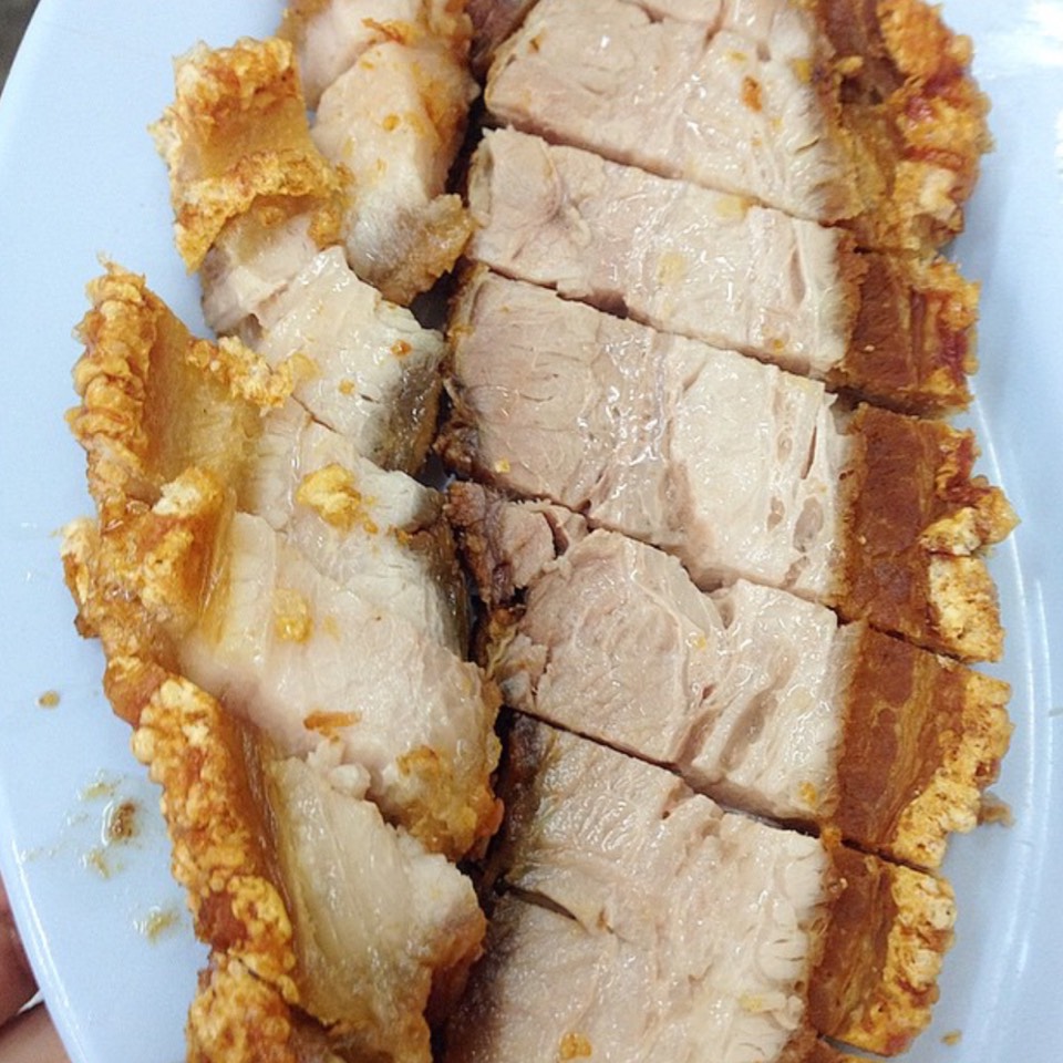 Crispy Pork from ก๋วยจั๊บมิสเตอร์โจ (Mr. Joe's) on #foodmento http://foodmento.com/dish/32992