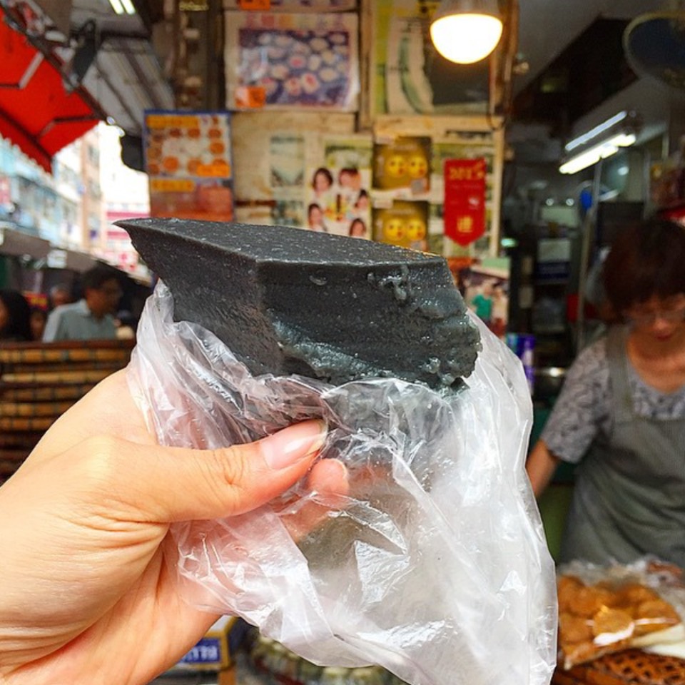 Black Sesame Cake at Kwan Kee Store 坤記糕品專家 on #foodmento http://foodmento.com/place/8611