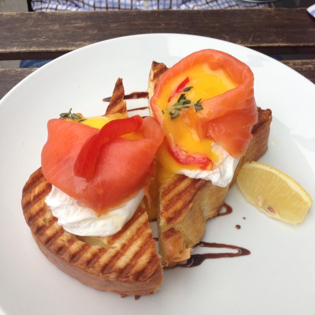 Eggs Royale (Poached Eggs, Smoked Salmon) from Toby's Estate on #foodmento http://foodmento.com/dish/4349