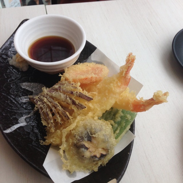 Tempura Moriawase (Prawns, Mixed Vegetables) from MOF の My Izakaya on #foodmento http://foodmento.com/dish/3997