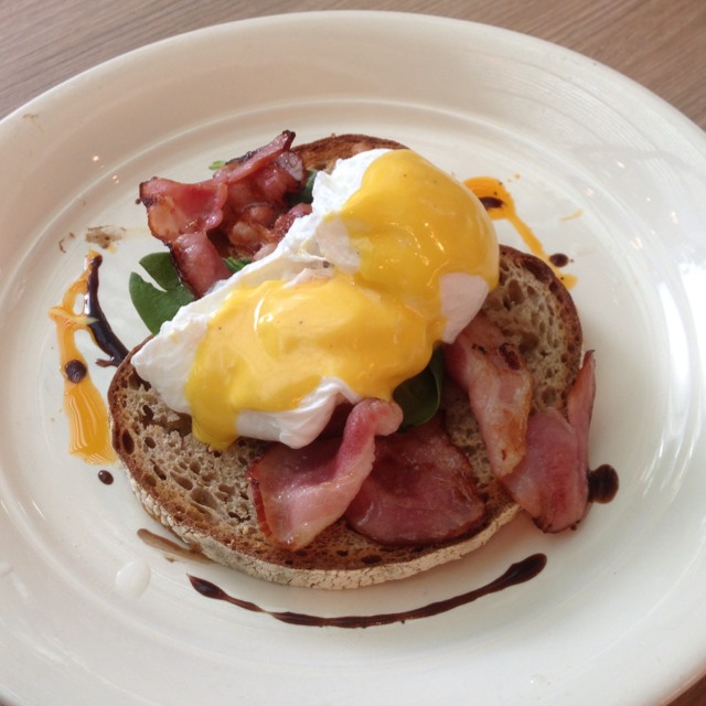 Eggs Benedict (w Crispy Bacon) from Baker and Cook on #foodmento http://foodmento.com/dish/4032