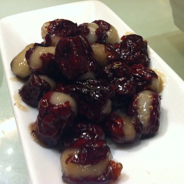 Dates Stuffed With Glutinous Rice from 申悦酒店 | Shen Yue Restaurant (CLOSED) on #foodmento http://foodmento.com/dish/4066