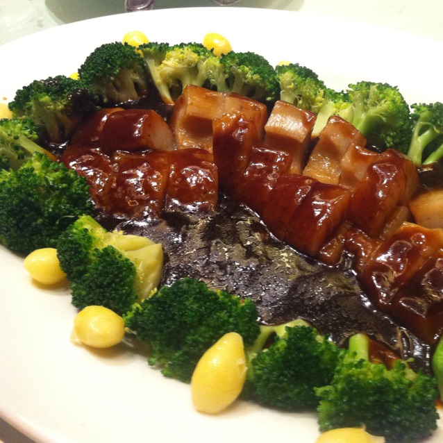 Braised Sea Cucumber With Broccoli at 申悦酒店 | Shen Yue Restaurant (CLOSED) on #foodmento http://foodmento.com/place/1030