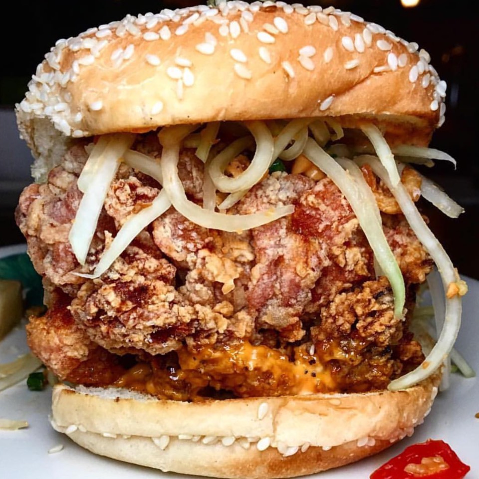 The Risky Chicken (Thai Fried Chicken Sandwich With Papaya Salad) from Don Muang Airport on #foodmento http://foodmento.com/dish/39526