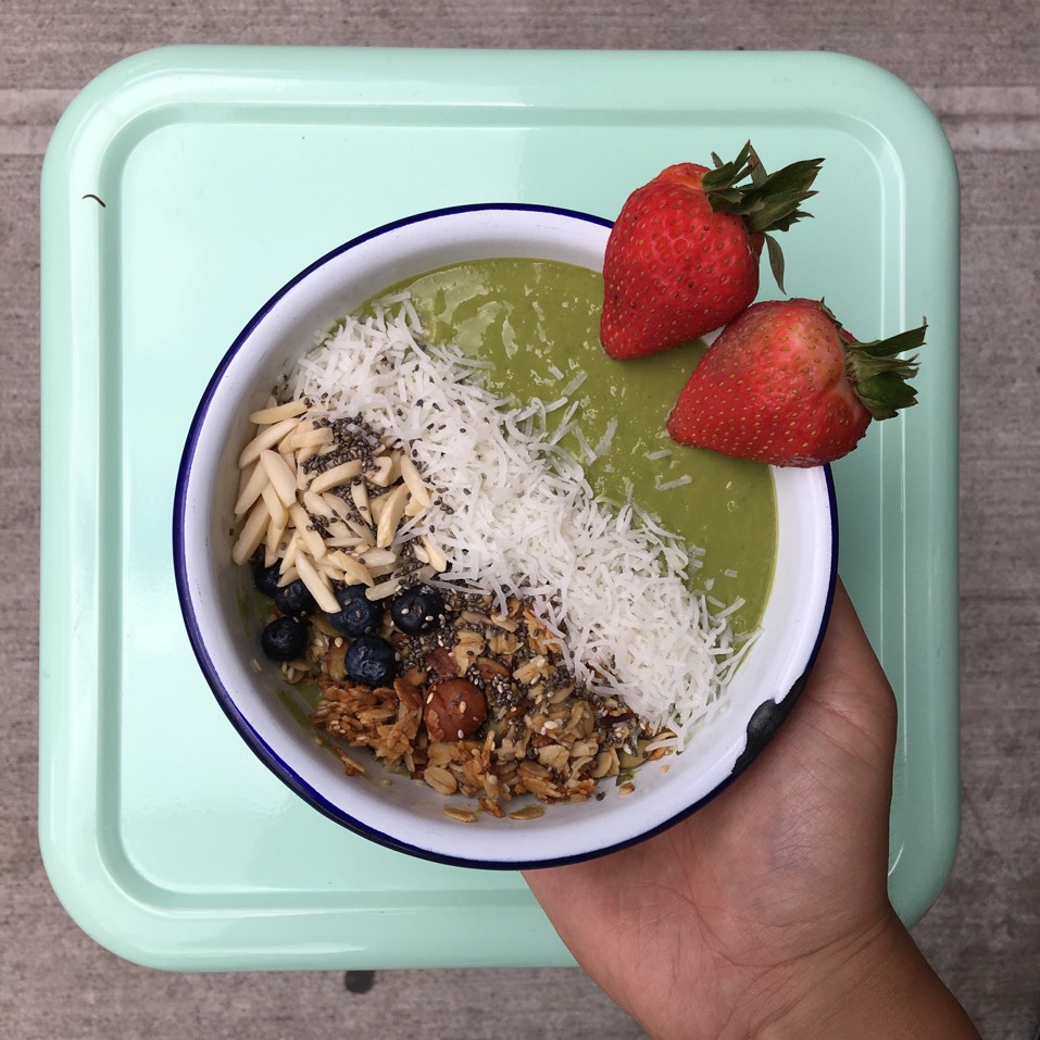Brighton Smoothie Bowl (Green Smoothie, Chia Seeds, Granola, Berries, Coconut) on #foodmento http://foodmento.com/dish/39914