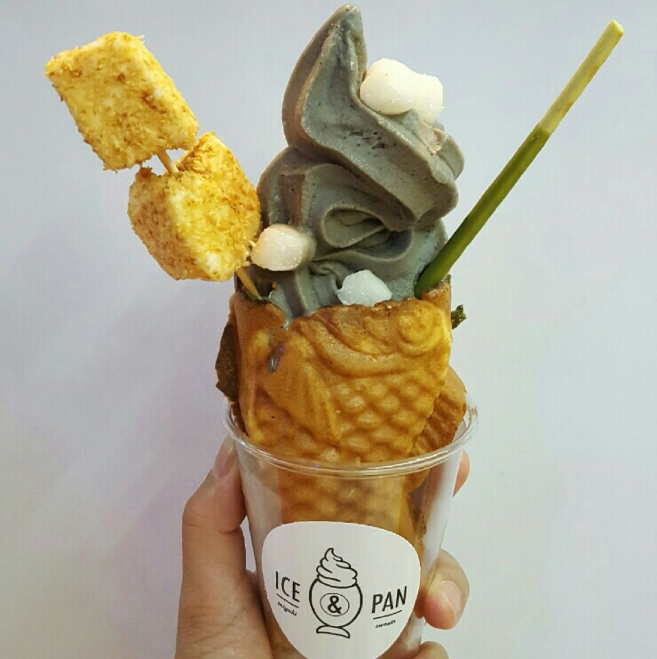 Taiyaki with Matcha Ice Cream from Ice & Pan Taiyaki Sweets on #foodmento http://foodmento.com/dish/40236