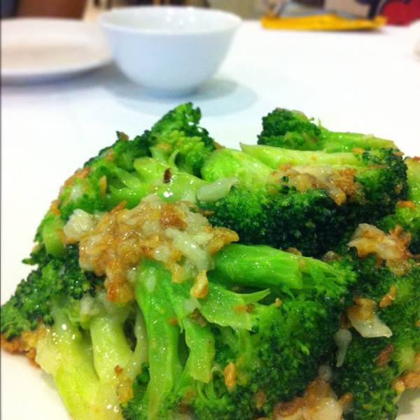 Broccoli Fried with Garlic from Chin Huat Live Seafood Restaurant 镇发活海鲜 on #foodmento http://foodmento.com/dish/778