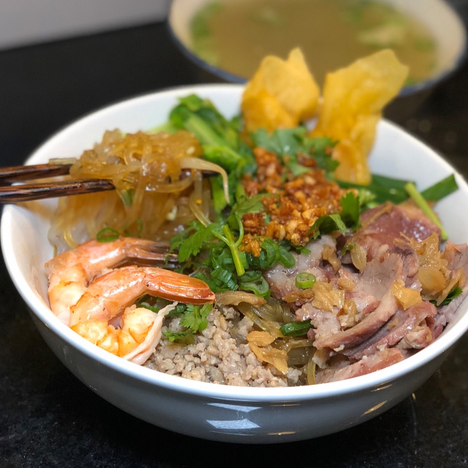 Hu Tieu My Tho Kho (Clear Rice Noodles, Sliced BBQ Pork, Shrimp, Wonton, Side Of Soup) from Madame Vo on #foodmento http://foodmento.com/dish/44688