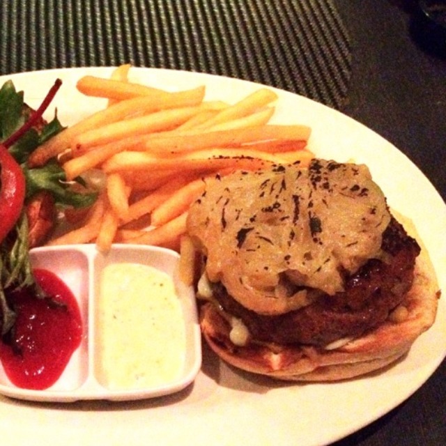 Epicurious Burger at Cafe Epicurious on #foodmento http://foodmento.com/place/1120