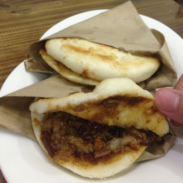 Xian Style Burger from 北京能人聚 (Beijing Nenrenju) CLOSED on #foodmento http://foodmento.com/dish/4401