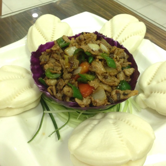 Sliced Mutton, Pepper & Onions With Bun at 北京能人聚 (Beijing Nenrenju) CLOSED on #foodmento http://foodmento.com/place/1124