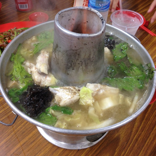 Red Snapper Hot Pot Soup (Hong Ge Li) from Nan Hwa Chong Fish-Head Steamboat Corner (南华昌亚秋鱼头炉) on #foodmento http://foodmento.com/dish/4420