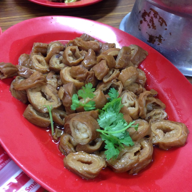 Braised Pig / Intestines at Nan Hwa Chong Fish-Head Steamboat Corner (南华昌亚秋鱼头炉) on #foodmento http://foodmento.com/place/1134