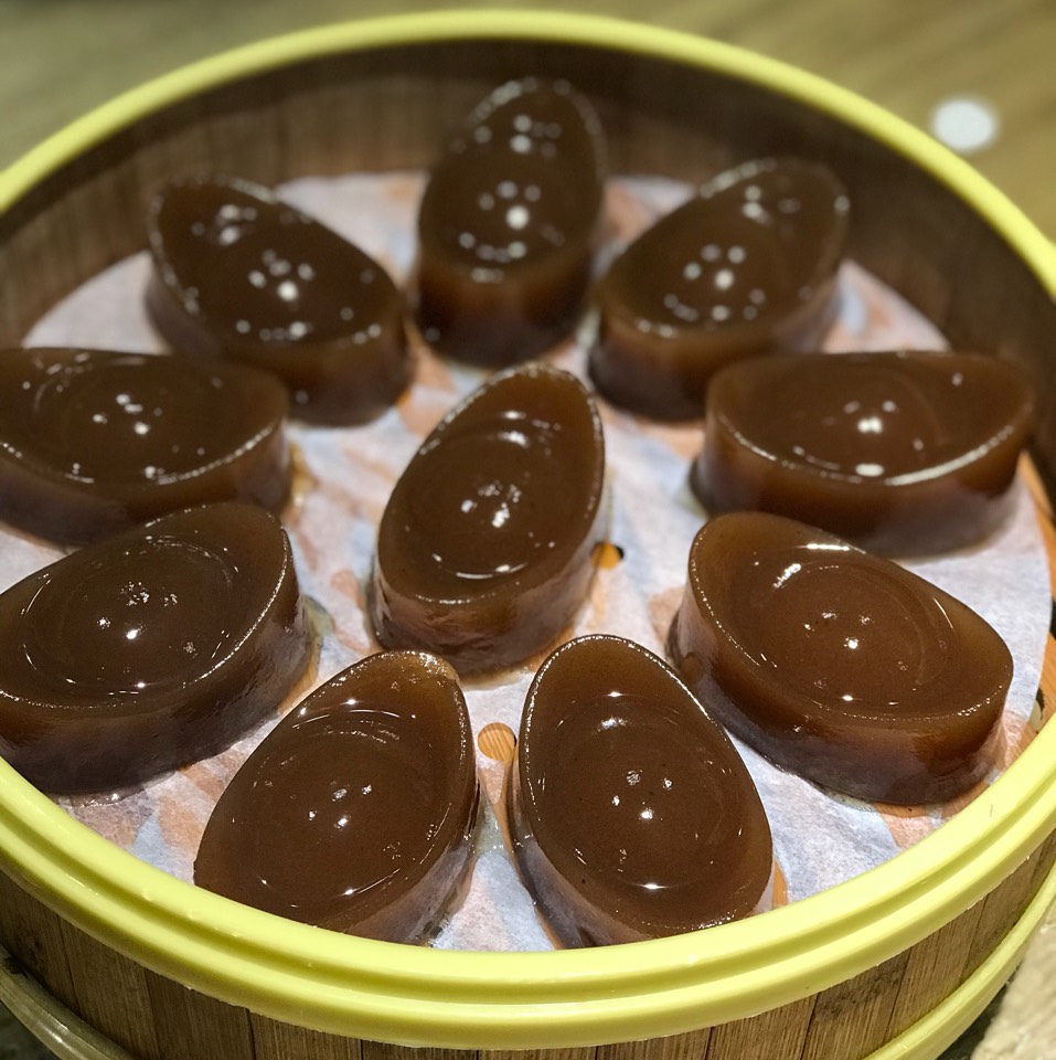 Date Cakes from 宝燕壹号 Baoyan Restaurant on #foodmento http://foodmento.com/dish/44152