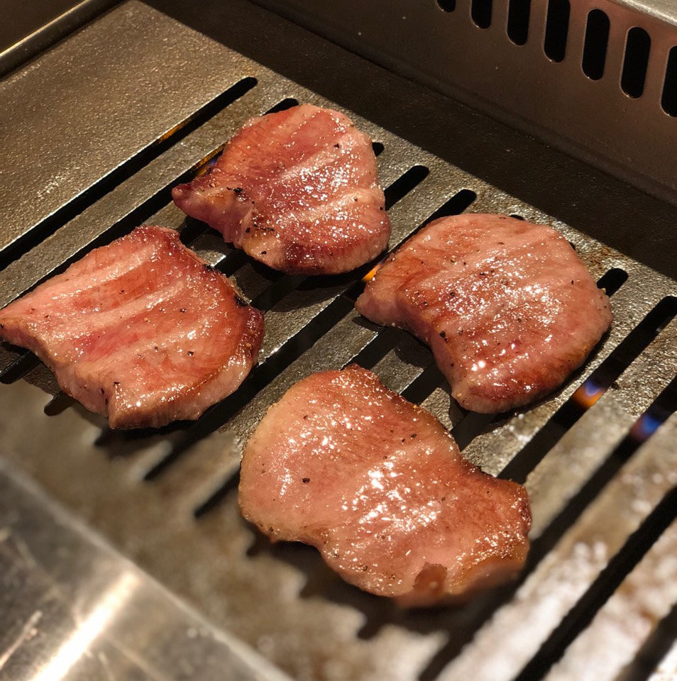 BBQ Superior Cut Of Beef Tongue at 焼肉 ジャンボ 本郷店 はなれ on #foodmento http://foodmento.com/place/11485