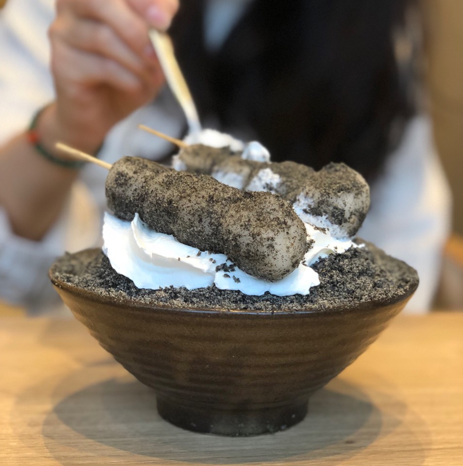 Black Sesame Milk Cream Bingsoo With Mochi from Sulbing (ソルビン 原宿) on #foodmento http://foodmento.com/dish/44179