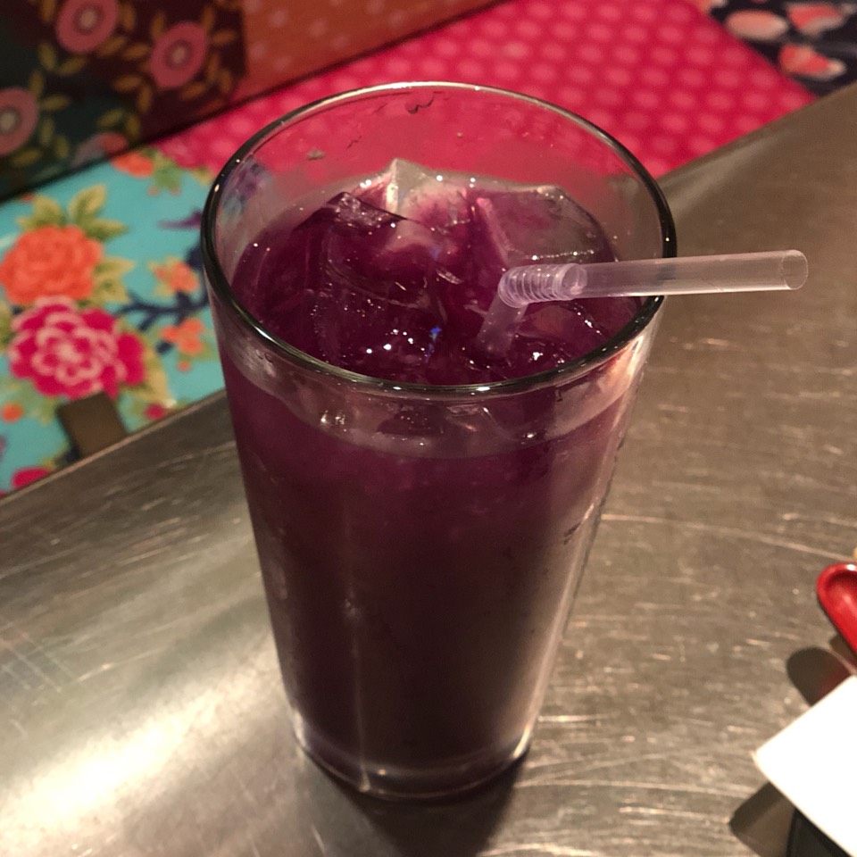 Butterfly Pea Drink from Jeaw Hon on #foodmento http://foodmento.com/dish/44778