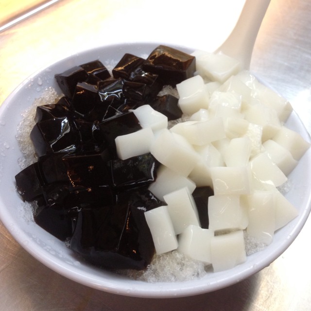 Grass Jelly w Almond Jelly @ Zhenjie Traditional Desserts #26 at East Coast Lagoon Food Village on #foodmento http://foodmento.com/place/1177