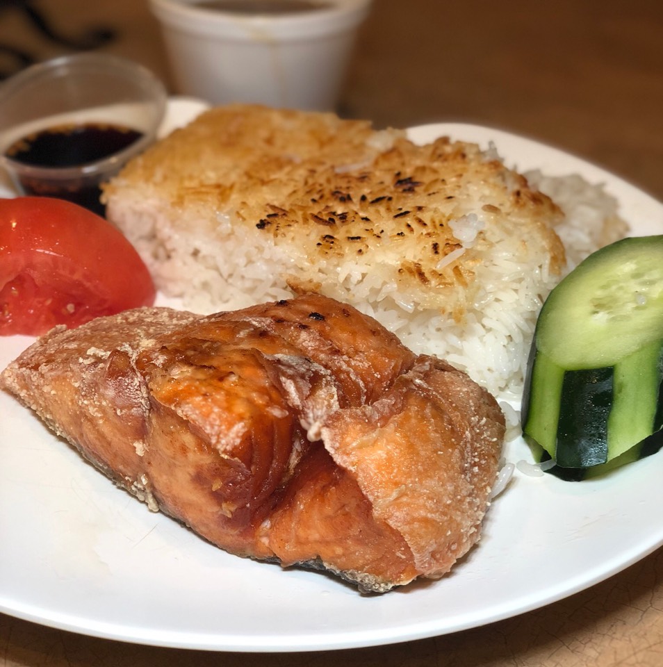 Com Nuong Ca Salmon (Crispy Salmon Crispy Rice) from Lục Đỉnh Ký 鹿鼎記 II (Luc Dinh Ky) on #foodmento http://foodmento.com/dish/45381