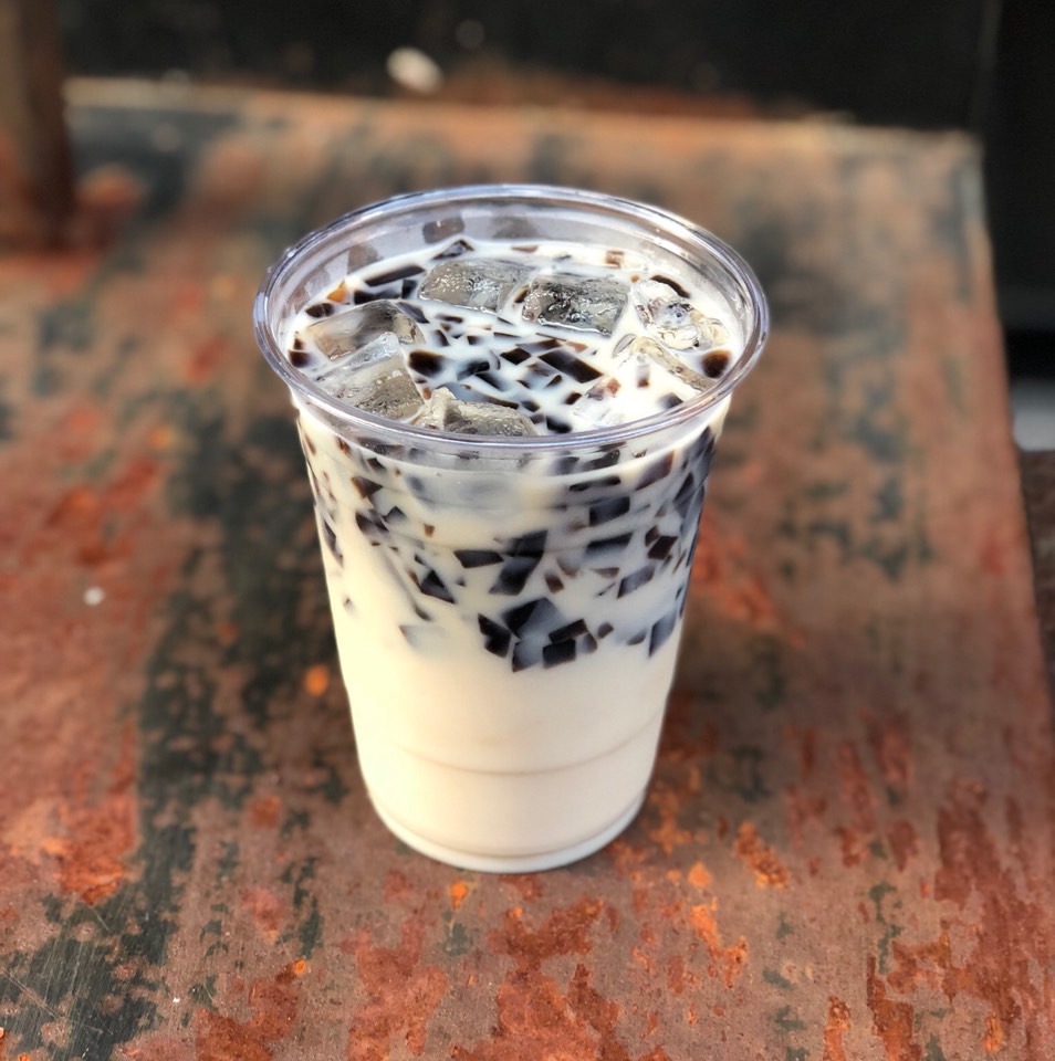 Soy Milk With Grass Jelly from Let's Makan! (CLOSED) on #foodmento http://foodmento.com/dish/45767